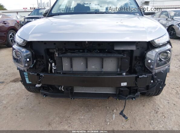 KMHRC8A36TU475585 2026 HYUNDAI VENUE Silver Вид спереду