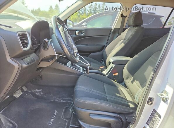 KMHRC8A37MU066979 2021 HYUNDAI VENUE White Вид салону спереду