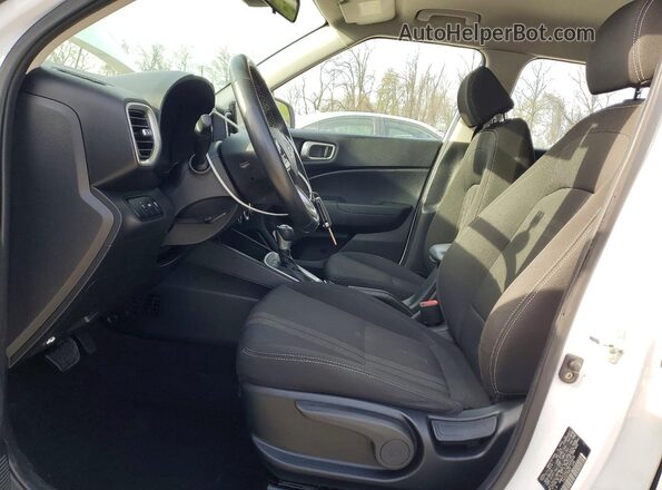KMHRC8A37MU089646 2021 HYUNDAI VENUE White Front interior view