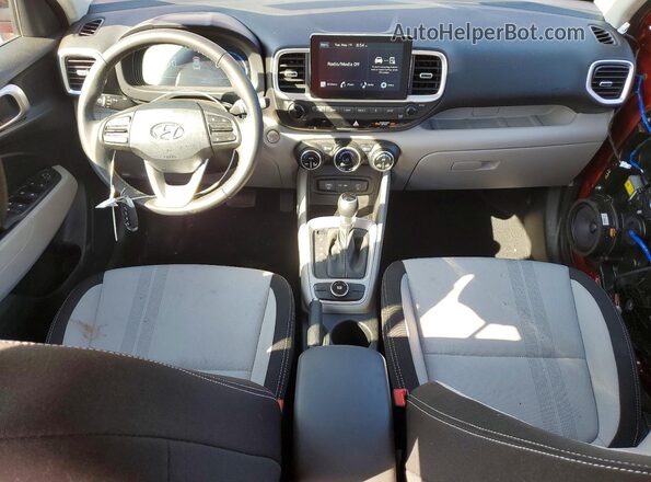KMHRC8A37SU394495 2025 HYUNDAI VENUE Red Vista del salpicadero