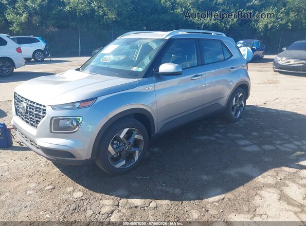 KMHRC8A37TU439923 2026 HYUNDAI VENUE Silver Առջևի ձախ երեք քառորդ տեսարան