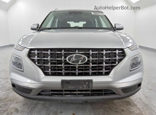 KMHRC8A38PU217056 2023 HYUNDAI VENUE Серебряный Вид спереди