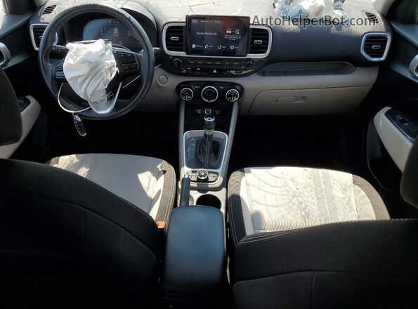 KMHRC8A38RU326152 2024 HYUNDAI VENUE Silver Առջևի վահանակի տեսք