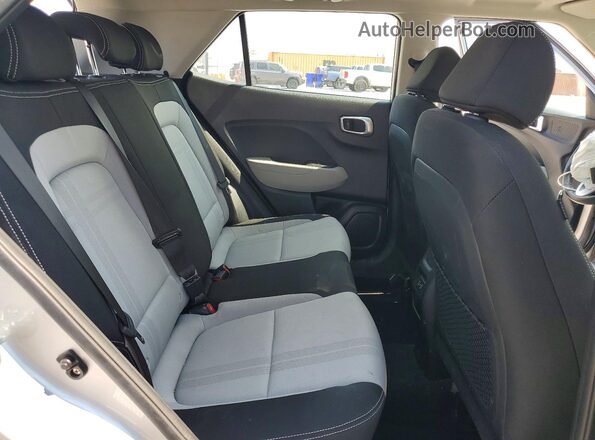 KMHRC8A38RU326152 2024 HYUNDAI VENUE Silver Սալոնի հետևի տեսք
