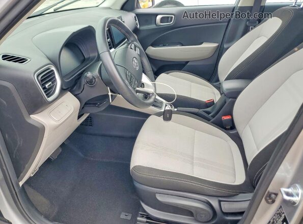 KMHRC8A39RU341887 2024 HYUNDAI VENUE Silver Вид салону спереду