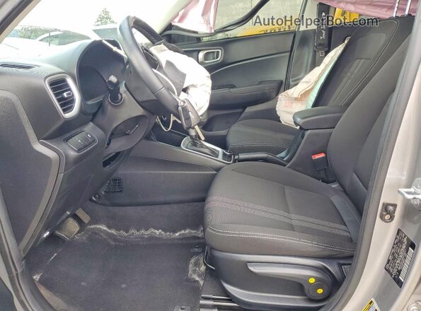 KMHRC8A3XPU234327 2023 HYUNDAI VENUE Silver წინა სალონის ხედი