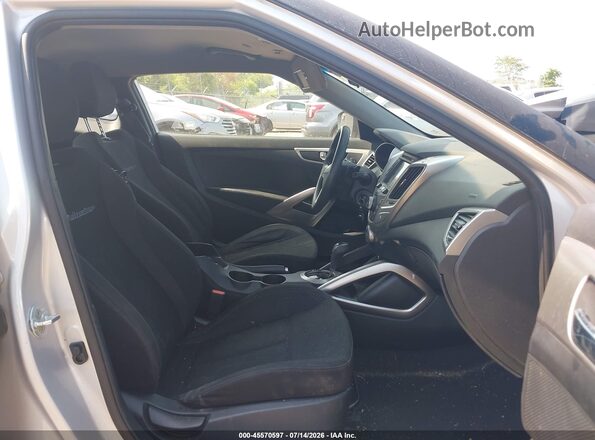 KMHTC6AD2GU274548 2016 HYUNDAI VELOSTER Серебряный Вид салона спереди