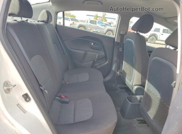KNADM4A30H6049761 2017 KIA RIO White Вид задніх сидінь