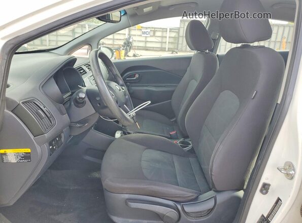 KNADM4A30H6049761 2017 KIA RIO White Вид салону спереду