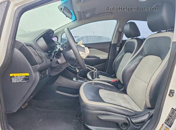 KNADM4A31H6063121 2017 KIA RIO White წინა სალონის ხედი