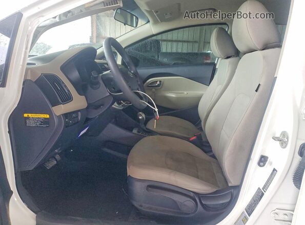 KNADM4A34G6638231 2016 KIA RIO White Вид салону спереду