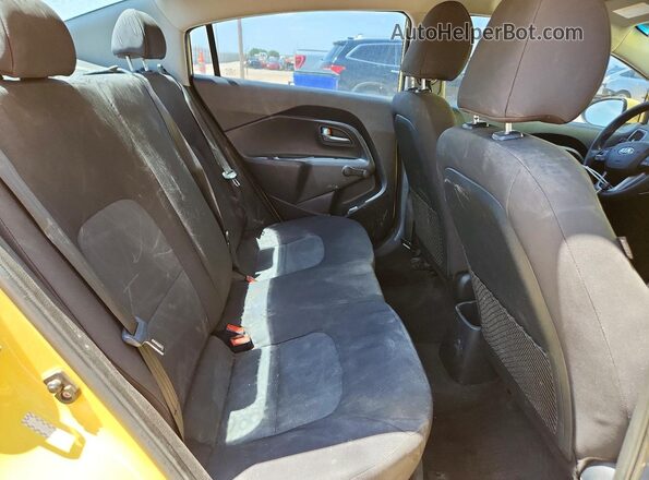 KNADM4A37G6684071 2016 KIA RIO Yellow Vista de los asientos traseros