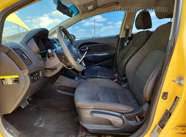 KNADM4A37G6684071 2016 KIA RIO Yellow Vista interior delantera