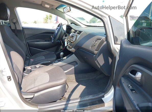 KNADM4A38G6674987 2016 KIA RIO Silver Vista interior delantera