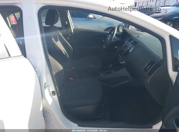 KNADM4A3XG6646754 2016 KIA RIO Белый Вид салона спереди