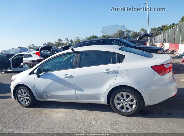 KNADM4A3XG6646754 2016 KIA RIO Белый Вид задней части салона
