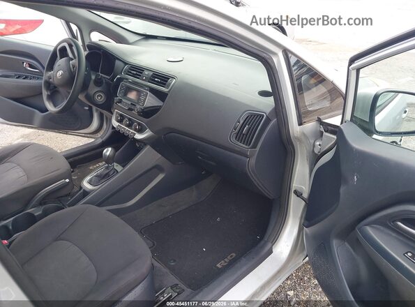 KNADM4A3XH6062338 2017 KIA RIO Silver Սալոնի դիմացի տեսք