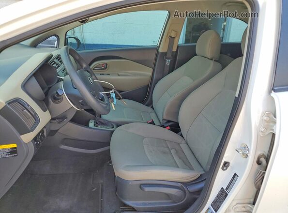 KNADM5A3XG6600329 2016 KIA RIO White Widok wnętrza z przodu