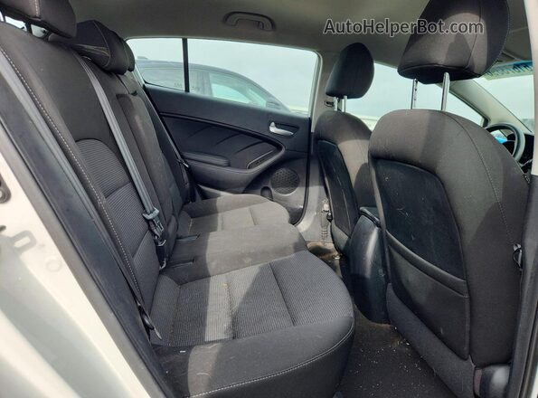 KNAFK5A87H5718209 2017 KIA FORTE White Հետևի նստատեղերի տեսք