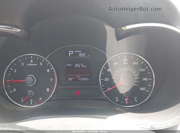 KNAFK5A87H5725564 2017 KIA FORTE White Հետևի նստատեղերի տեսք