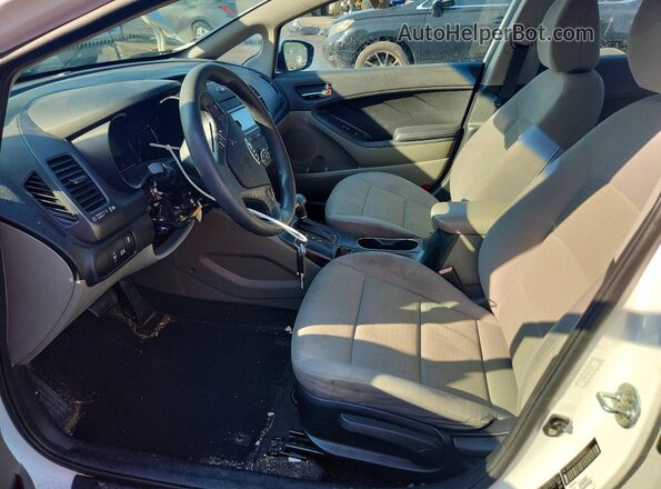 KNAFX4A6XG5592646 2016 KIA FORTE Белый Вид салона спереди
