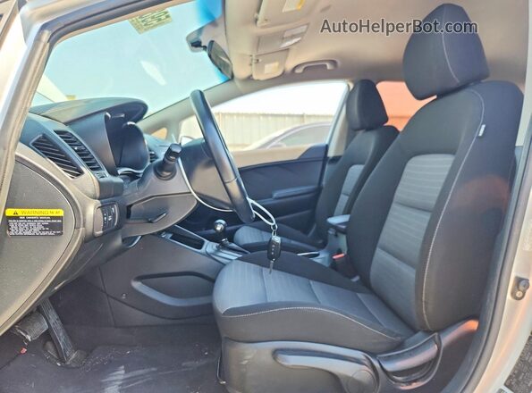 KNAFX4A88G5545116 2016 KIA FORTE Silver Вид салону спереду