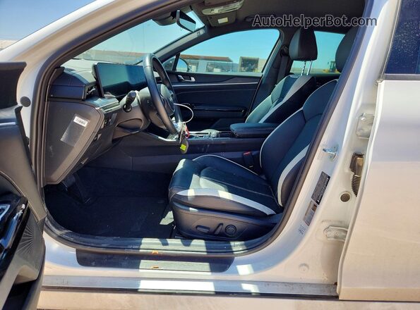 KNAG64J71S5383465 2025 KIA K5 White Front interior view