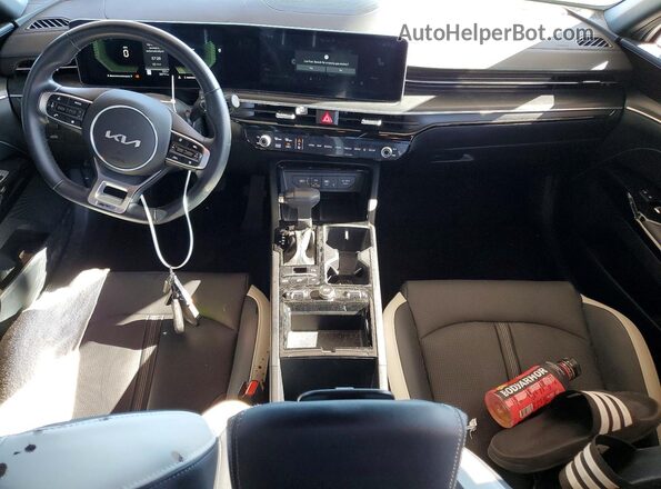 KNAG64J74S5337239 2025 KIA K5 White Սարքավորումների վահանակի տեսք