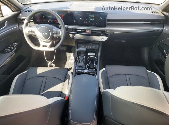 KNAG64J77T5449082 2026 KIA K5 Silver Widok deski rozdzielczej
