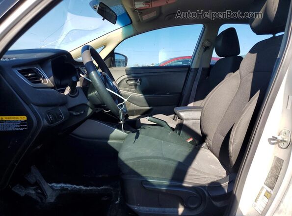 KNAHT8A34G7130685 2016 KIA RONDO Серебряный Вид салона спереди