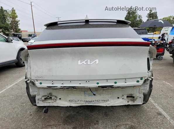 KNDC34LA8N5045472 2022 KIA EV6 Кремовый Вид сзади