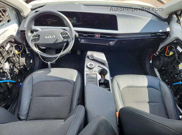 KNDC3DLC8R5196044 2024 KIA EV6 White Dashboard view