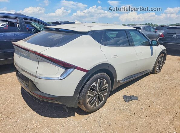 KNDC3DLCXN5086574 2022 KIA EV6 Cream Trasero derecho