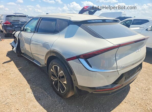 KNDC3DLCXN5086574 2022 KIA EV6 Cream Trasero izquierdo