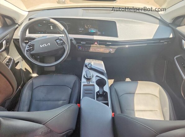 KNDC3DLCXN5086574 2022 KIA EV6 Cream Vista del salpicadero