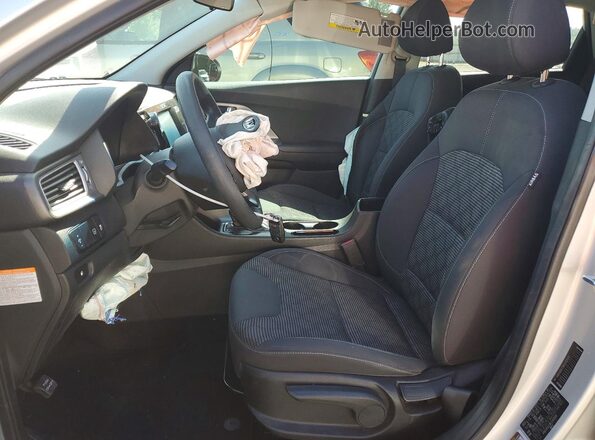 KNDCB3LC1K5243109 2019 KIA NIRO Silver Front interior view