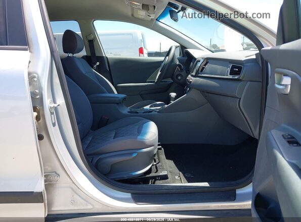 KNDCB3LC2J5184246 2018 KIA NIRO Silver Front interior view