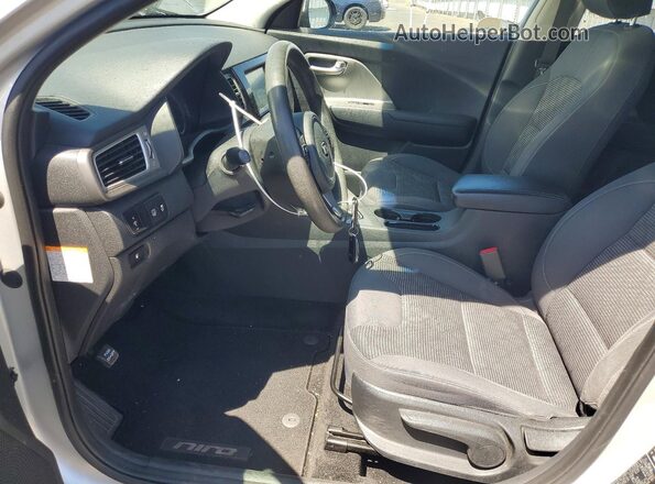 KNDCB3LC2J5212014 2018 KIA NIRO Серебряный Вид салона спереди