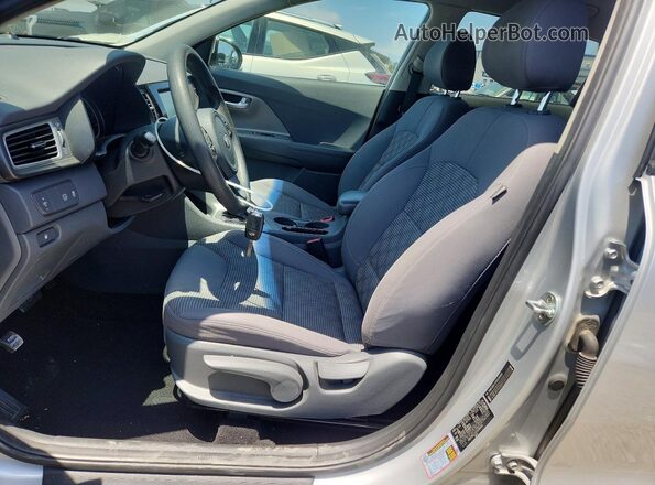 KNDCB3LC3J5206660 2018 KIA NIRO Серебряный Вид салона спереди