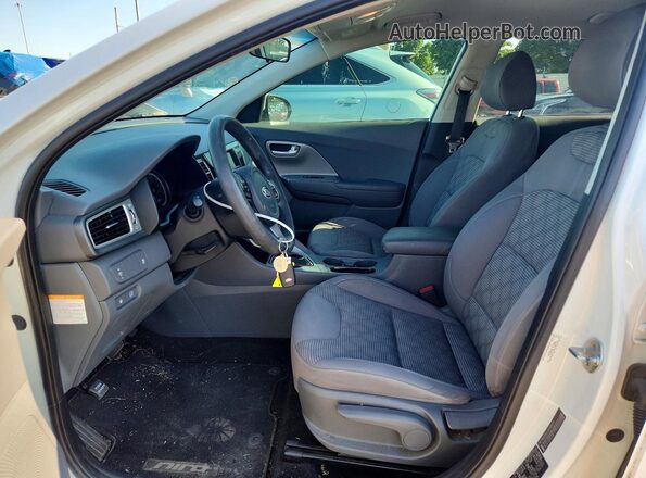 KNDCB3LC4H5085518 2017 KIA NIRO White Front interior view