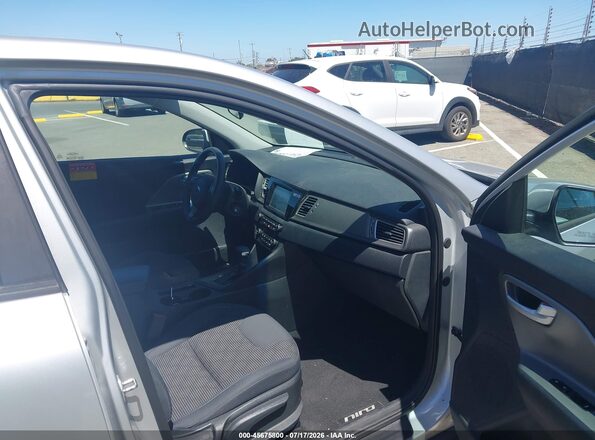 KNDCB3LC5J5132674 2018 KIA NIRO Silver Սալոնի դիմացի տեսք