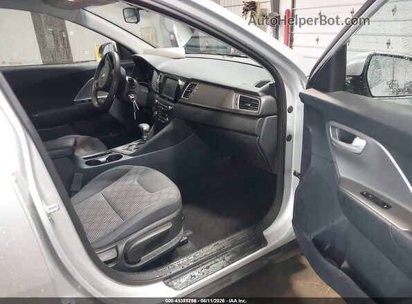 KNDCB3LC5J5147465 2018 KIA NIRO Gray Vista interior delantera