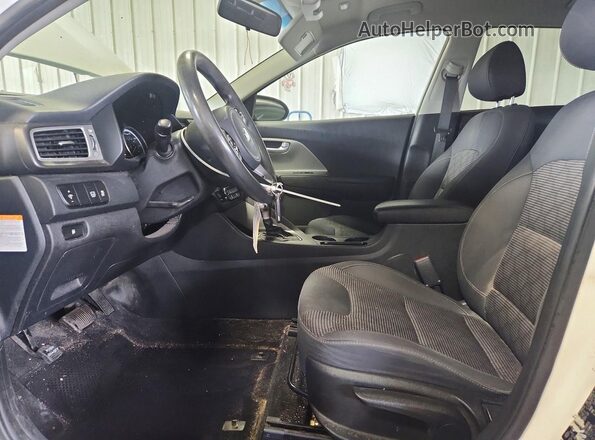 KNDCB3LC5J5155128 2018 KIA NIRO White Front interior view