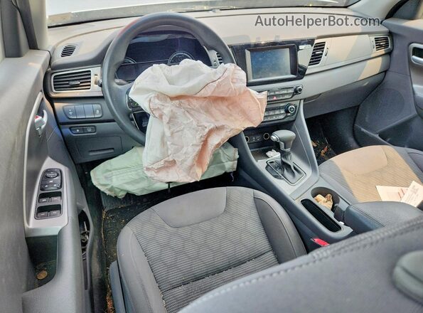 KNDCB3LCXH5044116 2017 KIA NIRO Silver Widok deski rozdzielczej