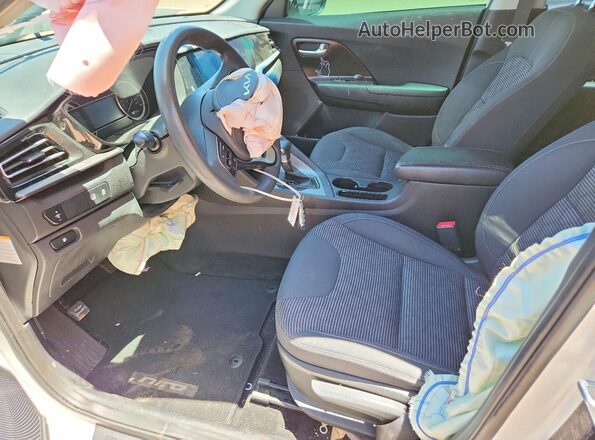 KNDCB3LCXN5534664 2022 KIA NIRO White Front interior view