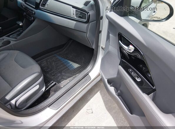 KNDCC3LC5H5037281 2017 KIA NIRO Silver Vista interior delantera