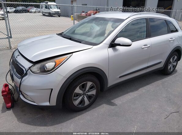 KNDCC3LC5H5037281 2017 KIA NIRO Silver Vista tres cuartos delantera izquierda
