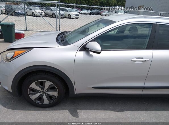 KNDCC3LC5H5037281 2017 KIA NIRO Silver Vista interior de 360 grados