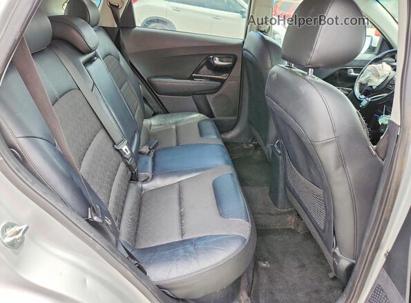 KNDCC3LC6K5250229 2019 KIA NIRO Серебряный Вид задней части салона