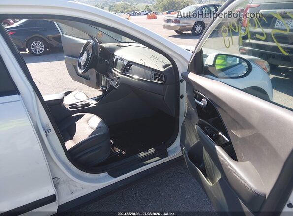 KNDCC3LC7H5054020 2017 KIA NIRO White Widok wnętrza z przodu